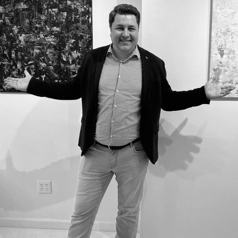 Ben Plaumann in New York – „Act 1“ Maler Ben Plaumann vor seinen Werken in der Ausstellung „Act 1“ der Galeria Azur, New York 2025