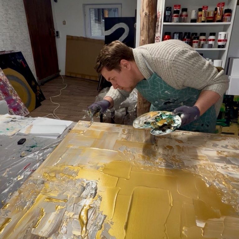 Ben Plaumann im Atelier Ben Plaumann beim Malen eines abstrakten Acrylbilds in seinem Atelier in Nordfriesland