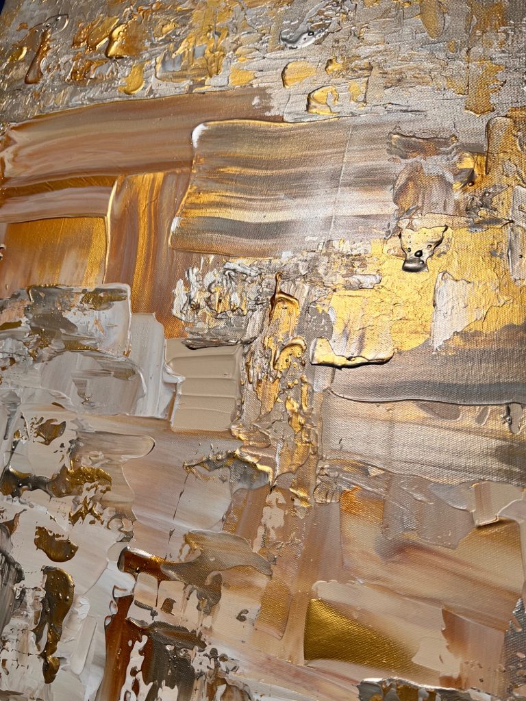Zeitgenössische abstrakte Kunst. Golden beige, graue Wärme und die Patina vergangener Zeiten einfangen.